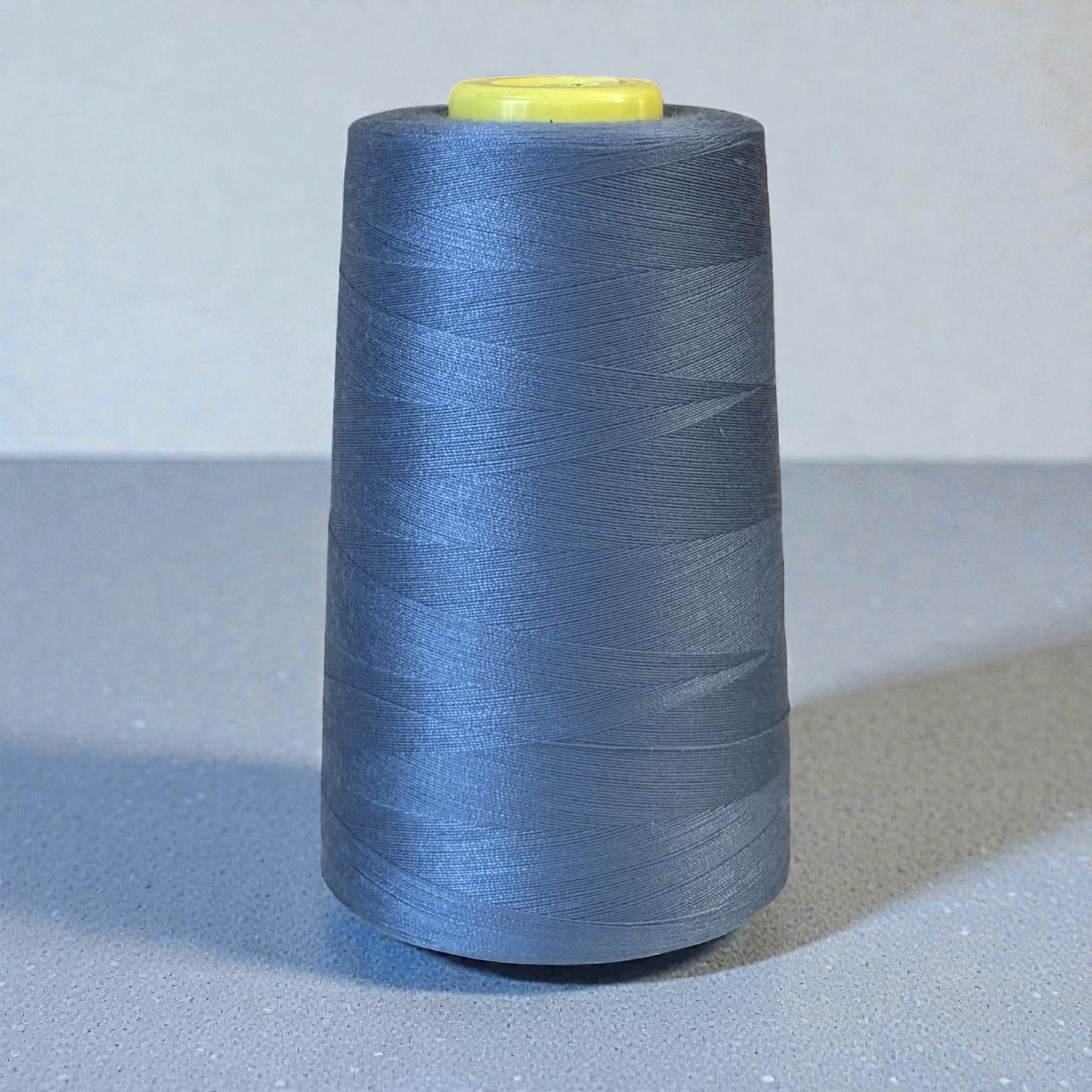 Polyester naaigaren Jeansblauw 120 (40/2) op kegel van 5000 meter, sterk en pluisarm naaigaren geschikt voor naaimachine en handnaaien.
