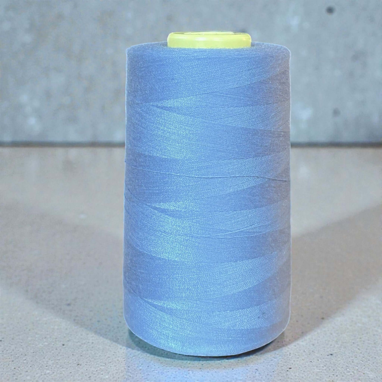 Polyester naaigaren Lichtblauw 120 (40/2) op kegel van 5000 meter, sterk en pluisarm naaigaren geschikt voor naaimachine en handnaaien.