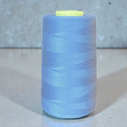 Polyester naaigaren Lichtblauw 120 (40/2) op kegel van 5000 meter, sterk en pluisarm naaigaren geschikt voor naaimachine en handnaaien.