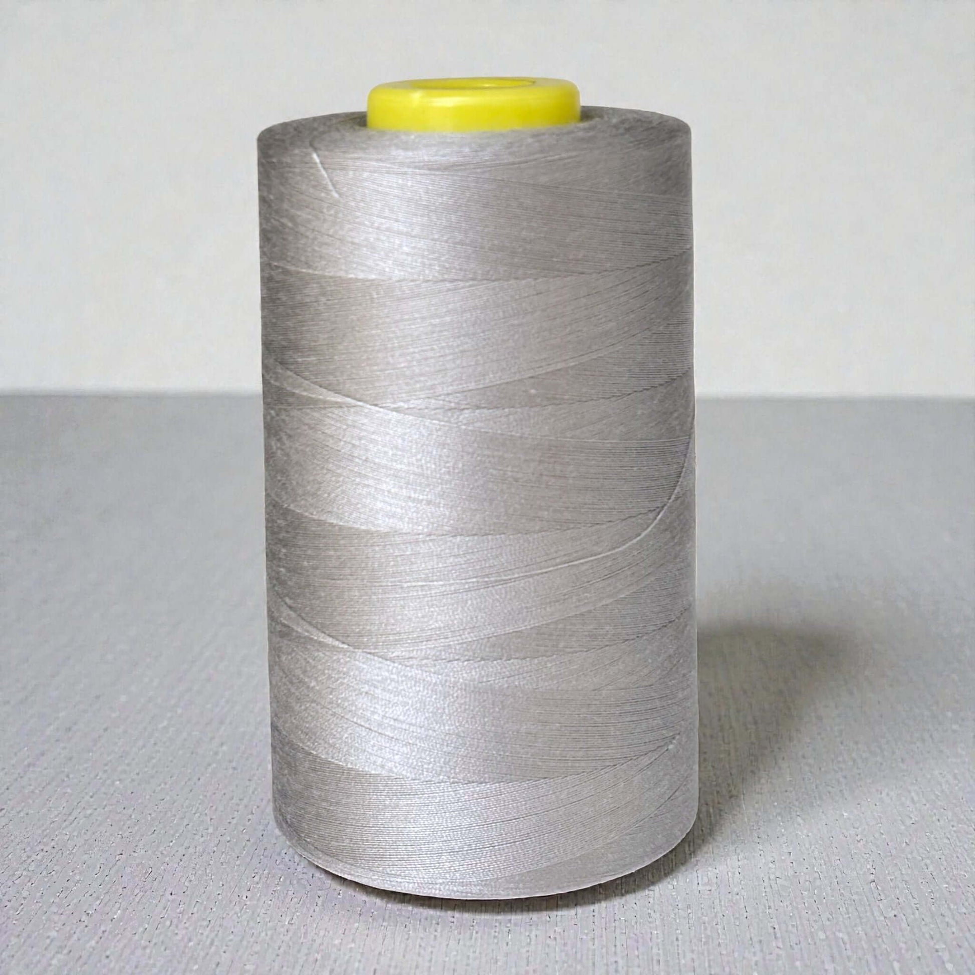 Polyester naaigaren Grijs 120 (40/2) op kegel van 5000 meter, sterk en pluisarm naaigaren geschikt voor naaimachine en handnaaien.