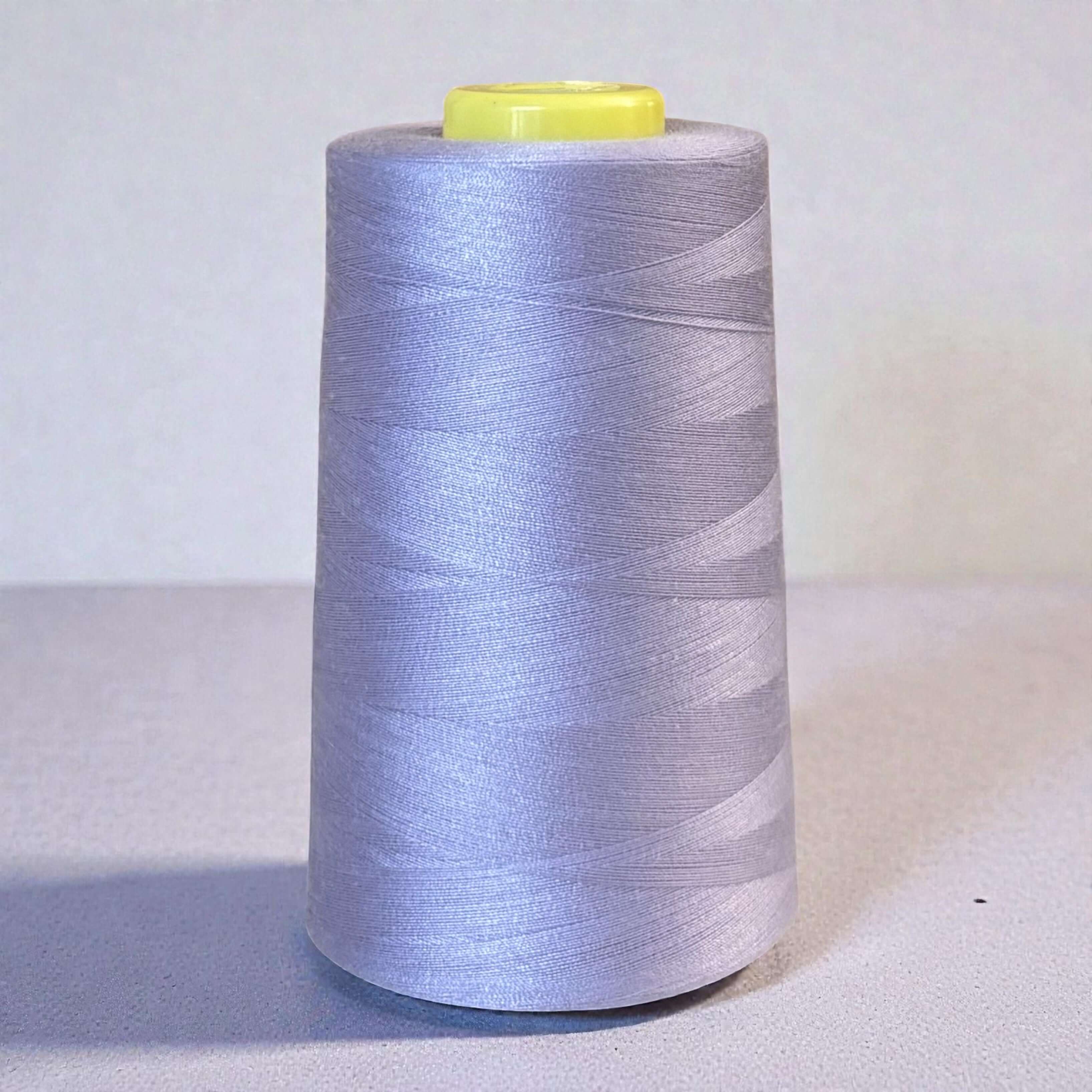 Polyester naaigaren Lila 120 (40/2) op kegel van 5000 meter, sterk en pluisarm naaigaren geschikt voor naaimachine en handnaaien.