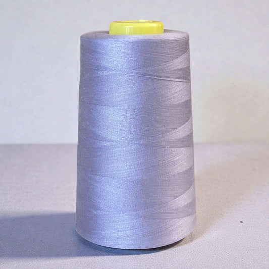 Polyester naaigaren Lila 120 (40/2) op kegel van 5000 meter, sterk en pluisarm naaigaren geschikt voor naaimachine en handnaaien.