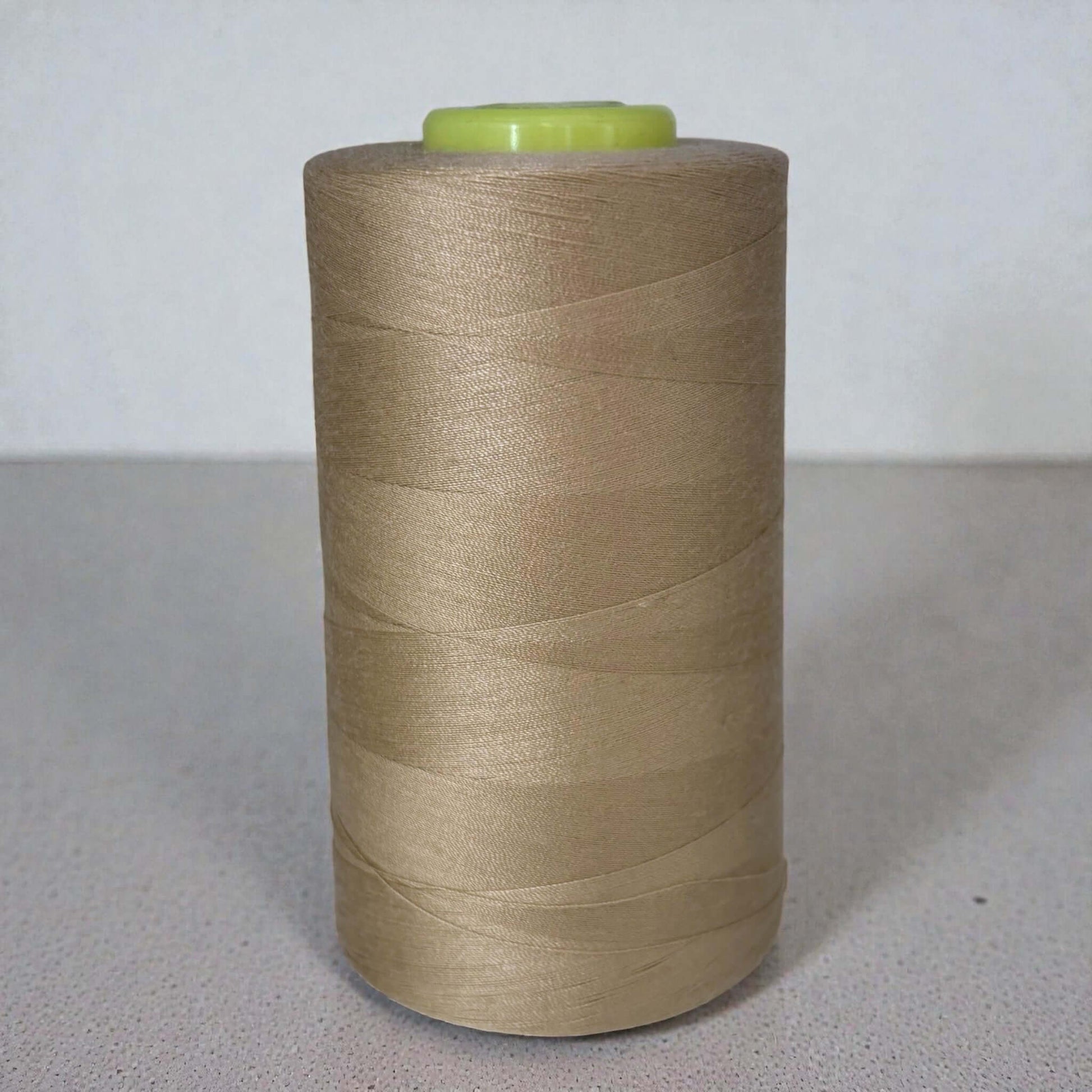 Polyester naaigaren Milky Coffee 120 (40/2) op kegel van 5000 meter, sterk en pluisarm naaigaren geschikt voor naaimachine en handnaaien.