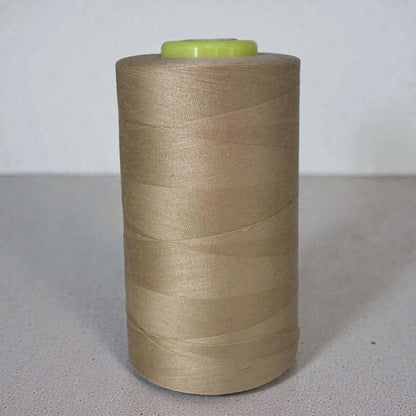 Polyester naaigaren Milky Coffee 120 (40/2) op kegel van 5000 meter, sterk en pluisarm naaigaren geschikt voor naaimachine en handnaaien.