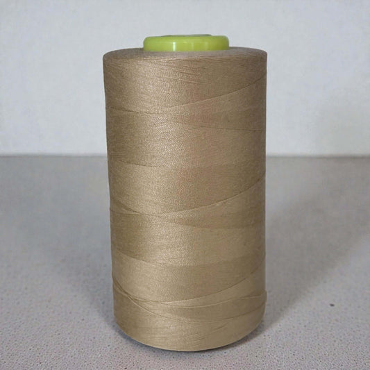 Polyester naaigaren Milky Coffee 120 (40/2) op kegel van 5000 meter, sterk en pluisarm naaigaren geschikt voor naaimachine en handnaaien.