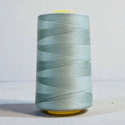 Polyester naaigaren Eucalyptus-Mint 120 (40/2) op kegel van 5000 meter, sterk en pluisarm naaigaren geschikt voor naaimachine en handnaaien.
