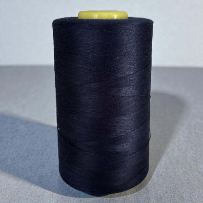 Polyester naaigaren Navy 120 (40/2) op kegel van 5000 meter, sterk en pluisarm naaigaren geschikt voor naaimachine en handnaaien.