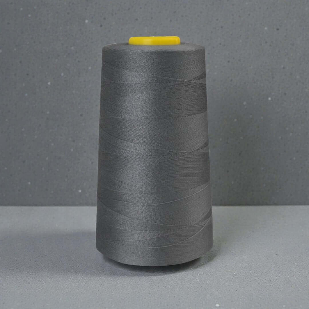 Polyester naaigaren Rookgrijs 120 (40/2) op kegel van 5000 meter, sterk en pluisarm naaigaren geschikt voor naaimachine en handnaaien.