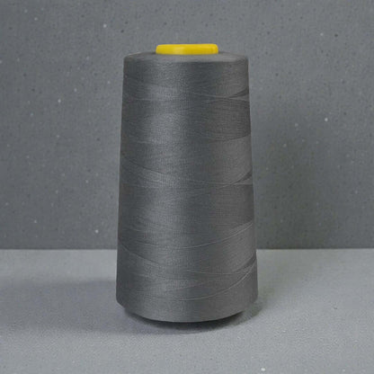 Polyester naaigaren Rookgrijs 120 (40/2) op kegel van 5000 meter, sterk en pluisarm naaigaren geschikt voor naaimachine en handnaaien.