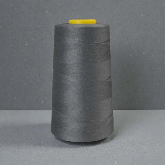 Polyester naaigaren Rookgrijs 120 (40/2) op kegel van 5000 meter, sterk en pluisarm naaigaren geschikt voor naaimachine en handnaaien.