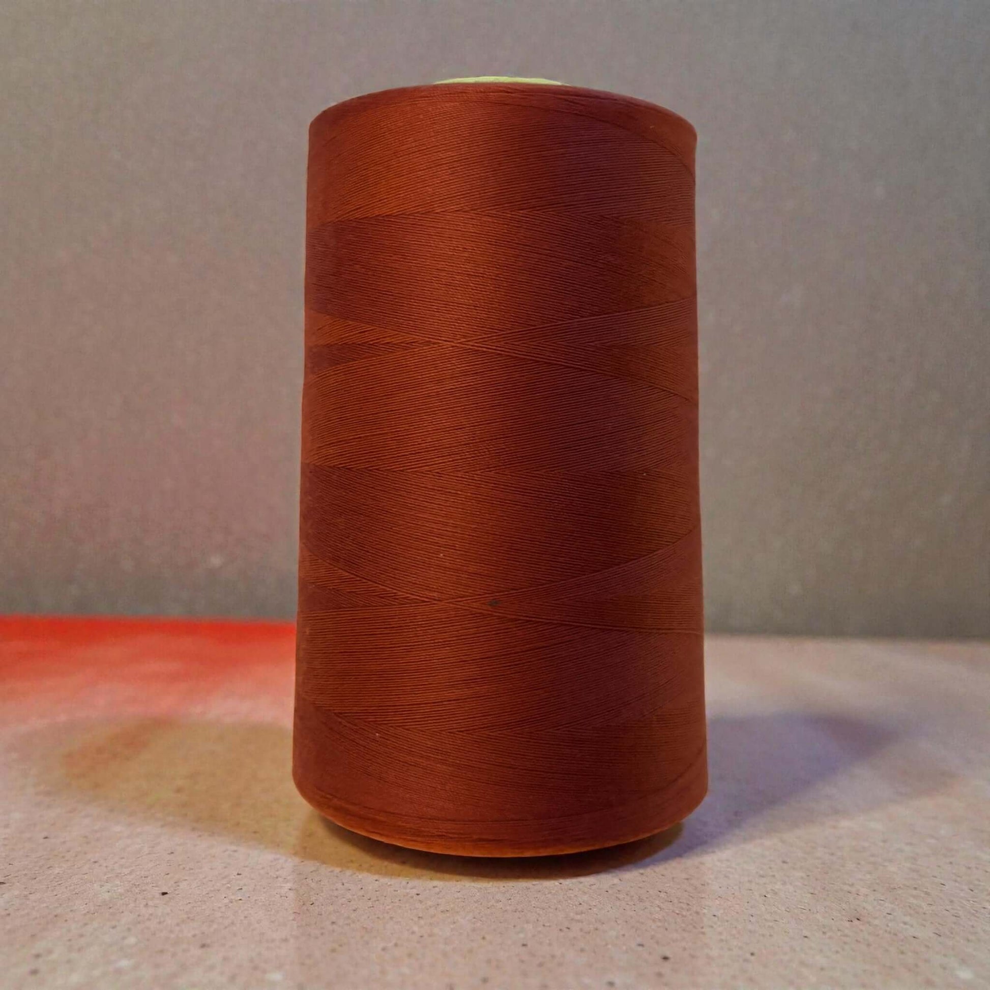 Polyester naaigaren Terracotta 120 (40/2) op kegel van 5000 meter, sterk en pluisarm naaigaren geschikt voor naaimachine en handnaaien.