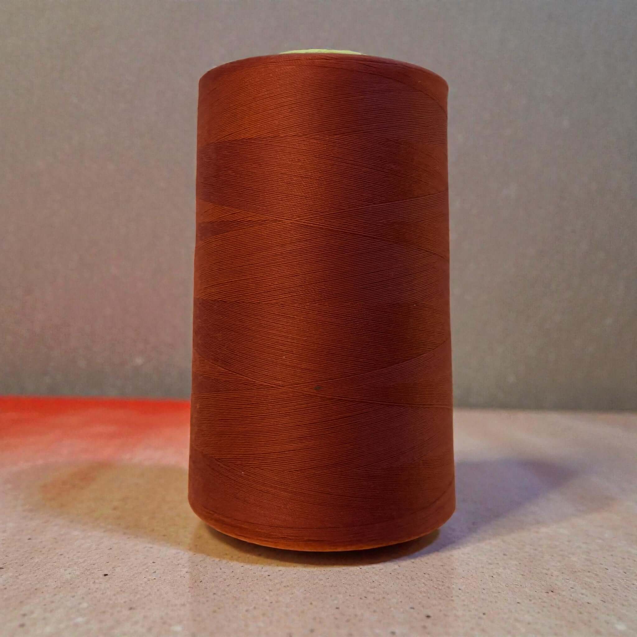 Polyester naaigaren Terracotta 120 (40/2) op kegel van 5000 meter, sterk en pluisarm naaigaren geschikt voor naaimachine en handnaaien.