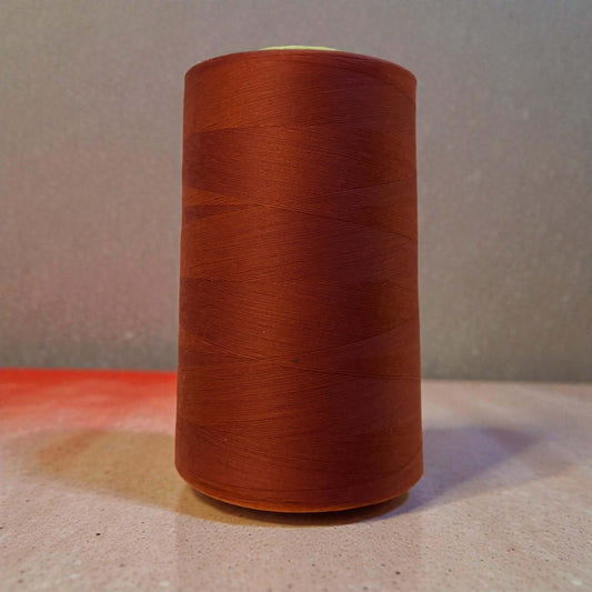 Polyester naaigaren Terracotta 120 (40/2) op kegel van 5000 meter, sterk en pluisarm naaigaren geschikt voor naaimachine en handnaaien.