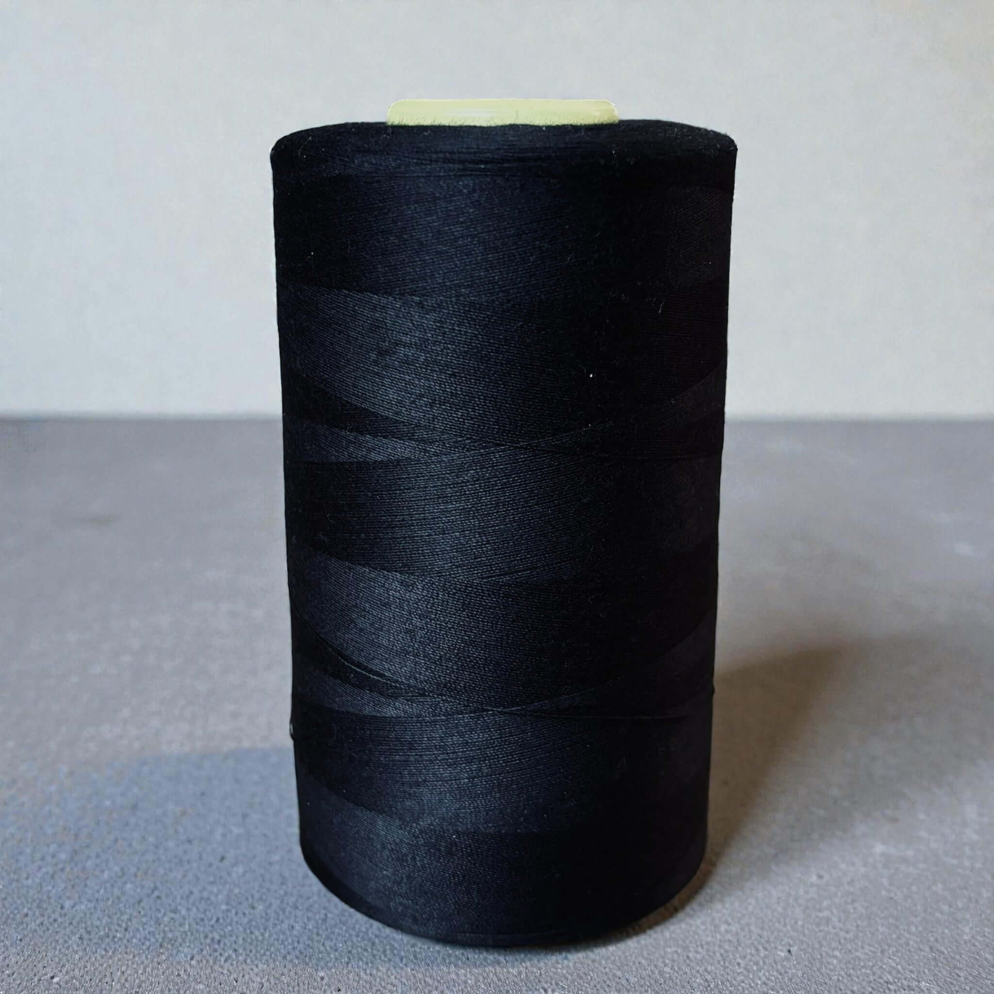 Polyester naaigaren Zwart 120 (40/2) op kegel van 5000 meter, sterk en pluisarm naaigaren geschikt voor naaimachine en handnaaien.