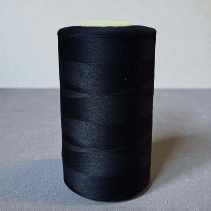 Polyester naaigaren Zwart 120 (40/2) op kegel van 5000 meter, sterk en pluisarm naaigaren geschikt voor naaimachine en handnaaien.