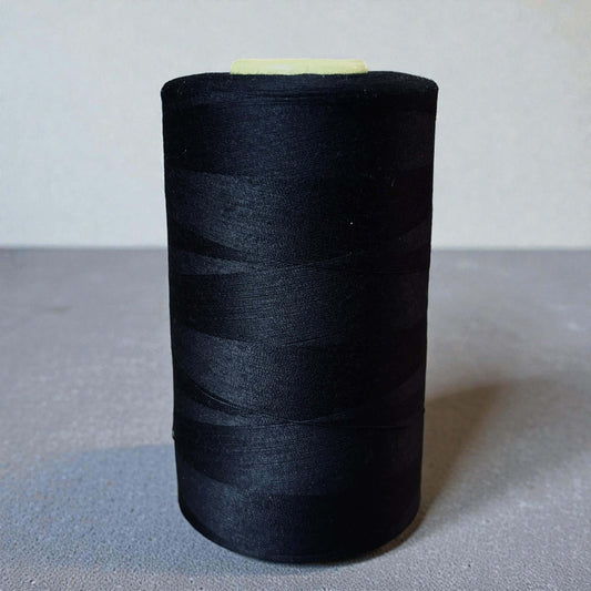 Polyester naaigaren Zwart 120 (40/2) op kegel van 5000 meter, sterk en pluisarm naaigaren geschikt voor naaimachine en handnaaien.