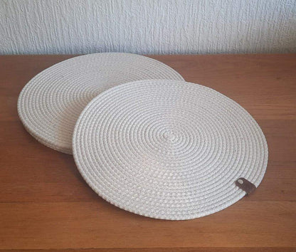 set van 4 placemats in de kleur ecru. Handgemaakt van gevlochten naaikoord. 