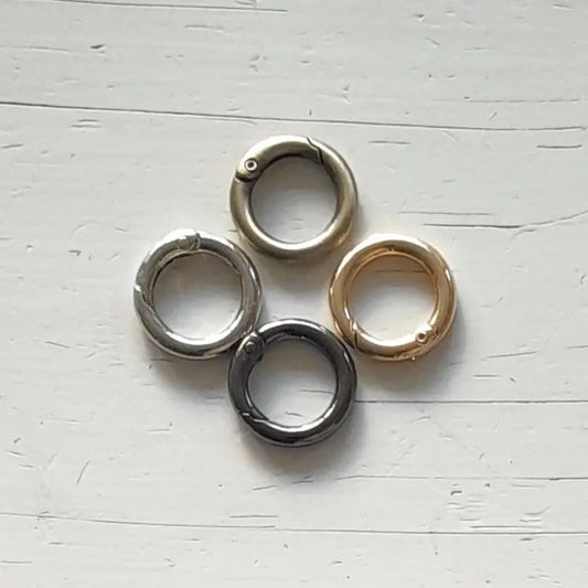Metalen ronde karabijnhaak van 25mm voor accessoires en veilige bevestigingen. In verschillende kleuren verkrijgbaar bij hobbygaren.nl