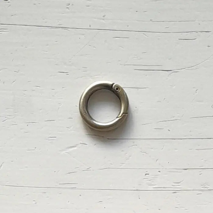 Metalen ronde karabijnhaak van 25mm voor accessoires en veilige bevestigingen. De kleur is brons, verkrijgbaar bij hobbygaren.nl