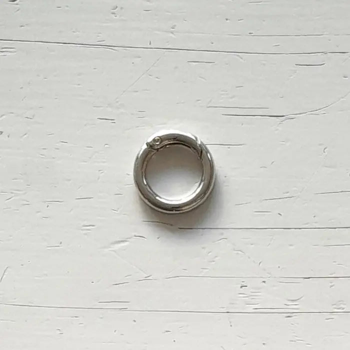 Metalen ronde karabijnhaak van 25mm voor accessoires en veilige bevestigingen. De kleur is zilver, verkrijgbaar bij hobbygaren.nl