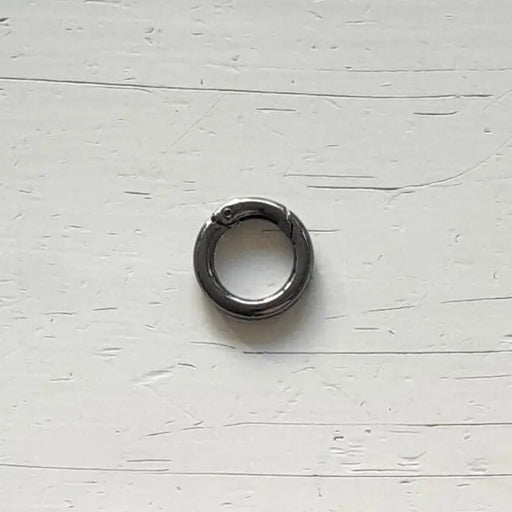 Metalen ronde karabijnhaak van 25mm voor accessoires en veilige bevestigingen. De kleur is zwart metaal, verkrijgbaar bij hobbygaren.nl