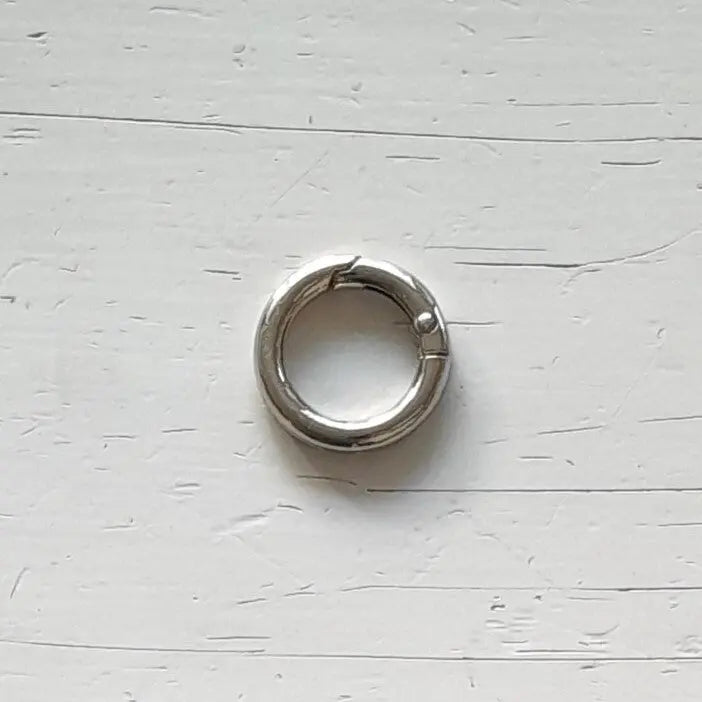 Metalen ronde karabijnhaak van 30mm voor accessoires en veilige bevestigingen. De kleur is zilver, verkrijgbaar bij hobbygaren.nl