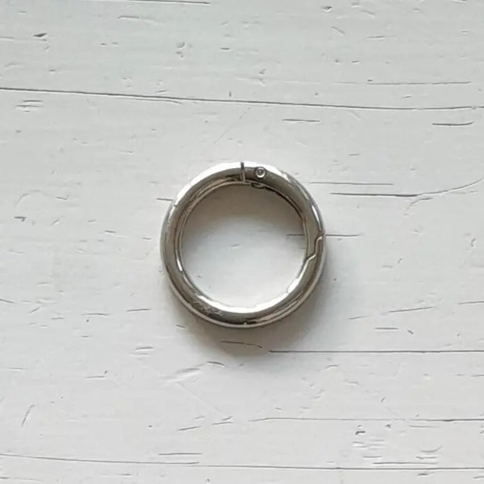  Metalen ronde karabijnhaak van 35mm voor accessoires en veilige bevestigingen. De kleur is zilver, verkrijgbaar bij hobbygaren.nl