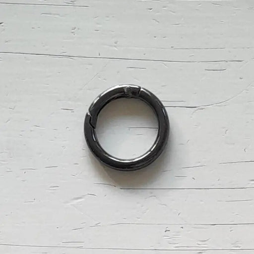  Metalen ronde karabijnhaak van 35mm voor accessoires en veilige bevestigingen. De kleur is zwart metaal, verkrijgbaar bij hobbygaren.nl
