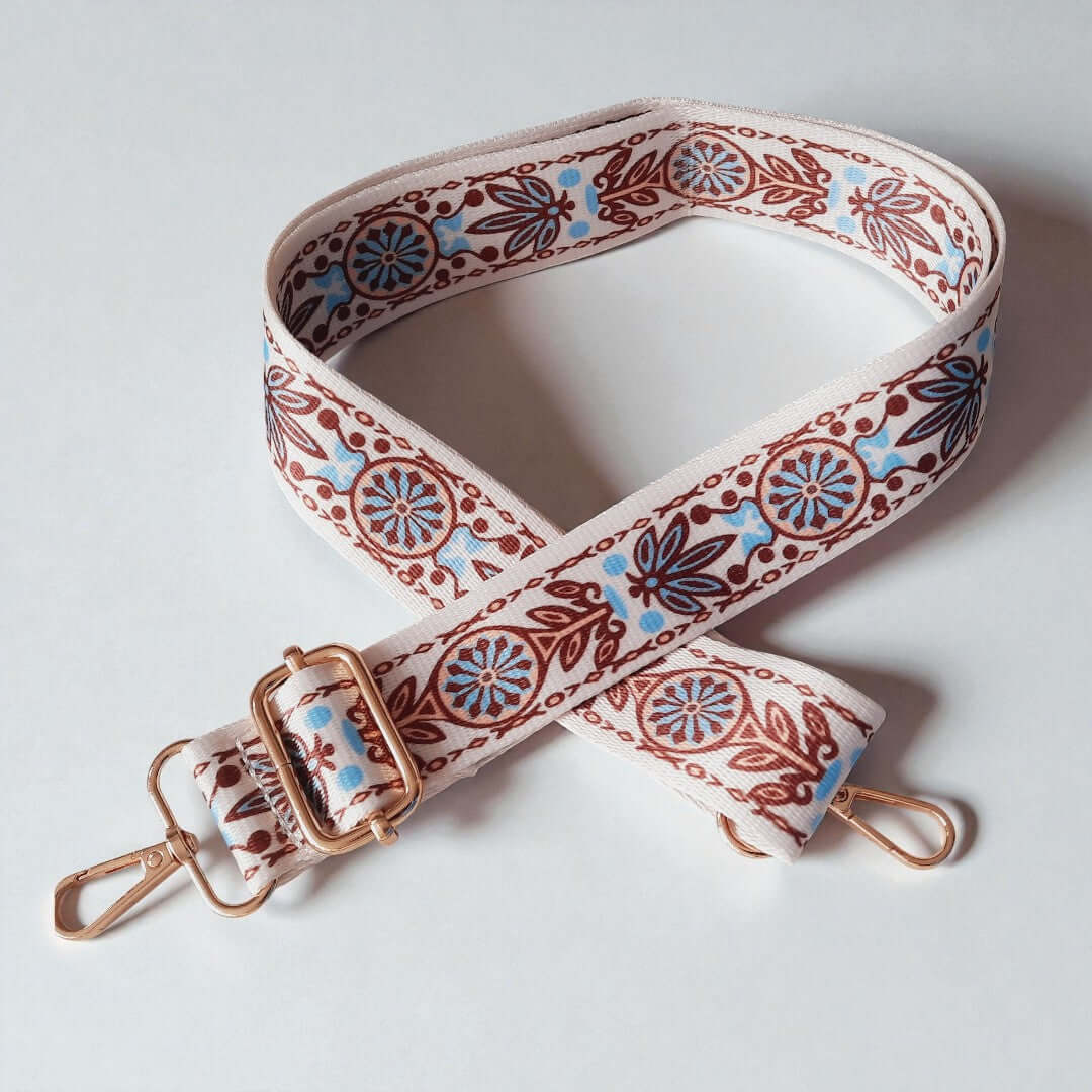Verstelbare Tassenriem met karabijnhaken in de kleuren ecru, blauw en bruin met blad-design. Verkrijgbaar bij hobbygaren.nl