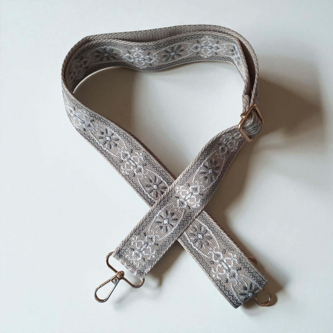 Verstelbare Tassenriem met karabijnhaken in de kleuren beige, grijs en ecru. Verkrijgbaar bij hobbygaren.nl