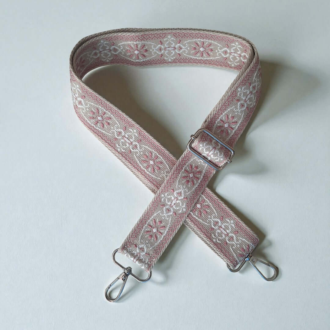 Verstelbare Tassenriem met karabijnhaken in de kleuren roze met beige, ecru. Verkrijgbaar bij hobbygaren.nl